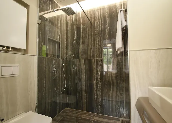 Ξενοδοχείο με διαμερίσματα Amelie No 1 & 4*