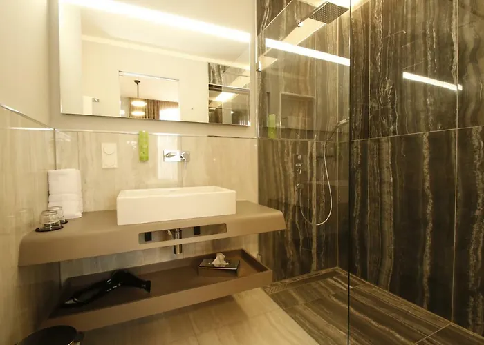 Ξενοδοχείο με διαμερίσματα Amelie No 1 & Λαντάου